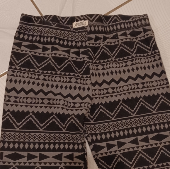 $4 Add-on Black & Gray Leggings - Size Small - Picture 3 of 7